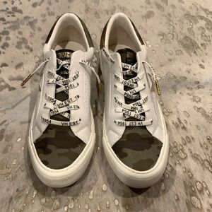 NWOT pair of size 11 Vintage Havana sneakers. Plain white laces to switch out.